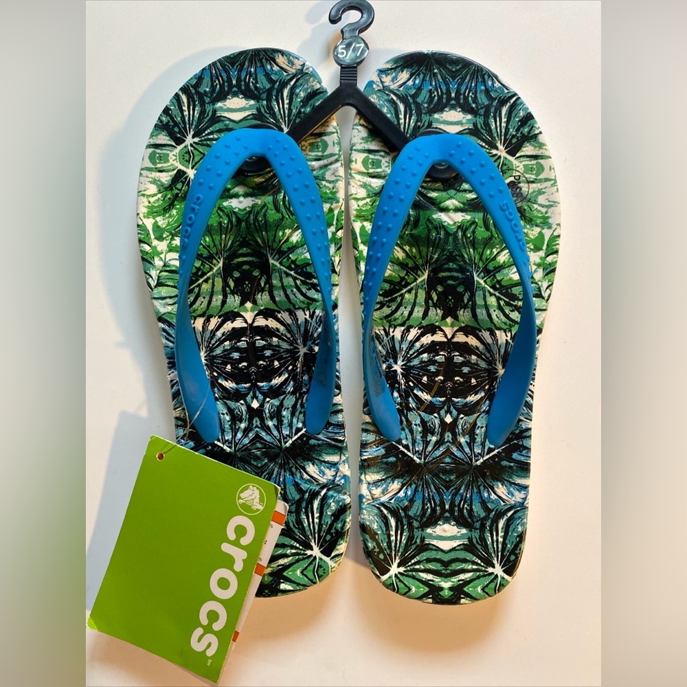 CROCS Chawaii Tropical Unisex Flip Flops Men 5 / Women 7 NWT